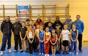 Vladimir parmi les 12 gymnastes du collectif régional