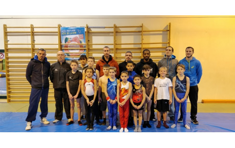 Vladimir parmi les 12 gymnastes du collectif régional