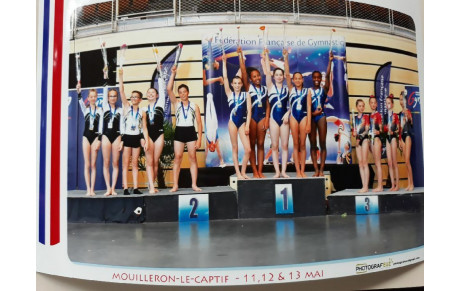Tumbling - Trophée Fédéral à Mouilleron le captif. Paron monte sur le podium.